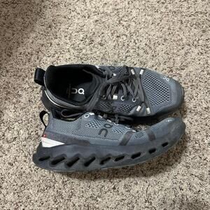 Grey on cloud trainers running shoes